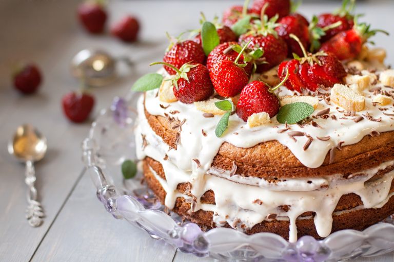 W sezonowym menu powinny znaleźć się desery ze świeżymi owocami.